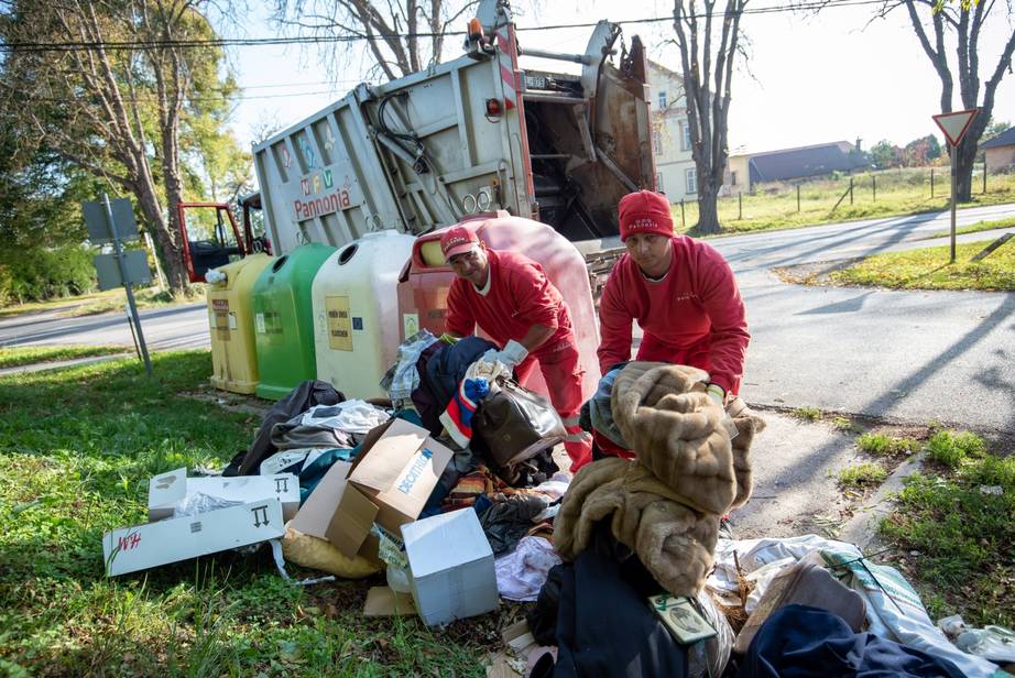 A Viridis-Pannonia Kft. munkatársai a palini szelektív gyűjtőszigetnél illegálisan elhelyezett hulladékhalmot szüntetik meg